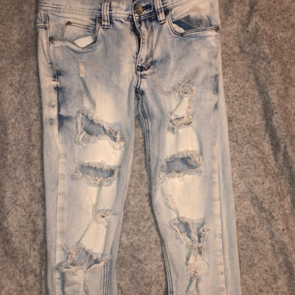Rouge ripped jeans